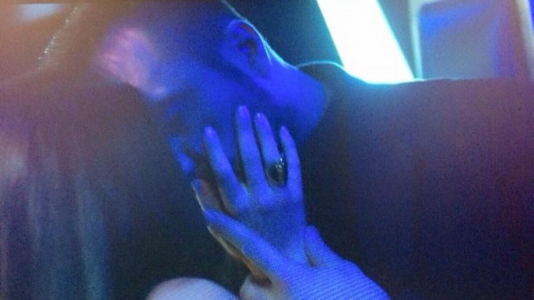 С този кадър бе промотирана песента. Снимка: YouTube