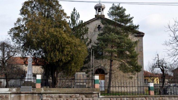 Възстановиха уникалната ограда на черквата в село Конуш 