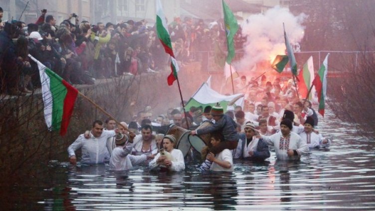 По подобие на Калофер и в Сливен ще играят мъжко хоро. Снимка: Булфото, архив