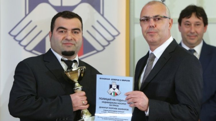 Носител на голямата индивидуална награда "Полицай на годината 2014" стана старши разследващ полицай Димитър Замфиров. Снимка: БТА