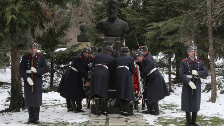 Честването пред паметника на поета-революционер Христо Ботев в Борисовата градина. Снимка БТА