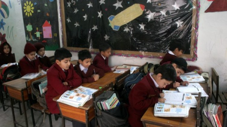 Подновените учебни занятия в училището в Пешавар. Снимка БТА