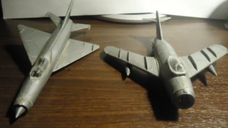 Момчешките играчки, потънали в прах