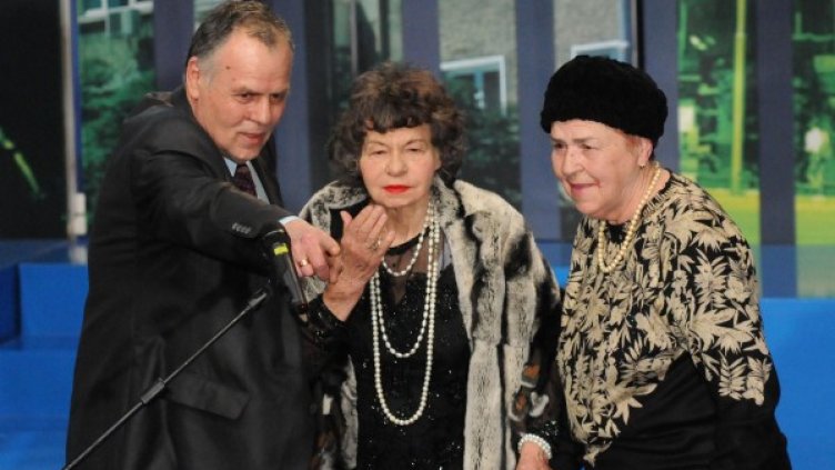 Георги Калоянчев по време на 50-годишния юбилей на сцена. Снимка: Булфото
Ивайло Калоянчев със Стоянка Мутафова и майка си Валя. Снимка: Булфото