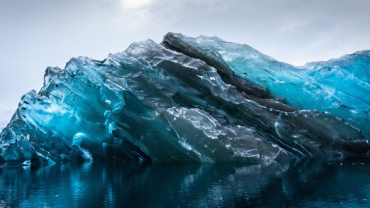 "Скъпоценни камъни" от лед плуват във водите на Антарктика