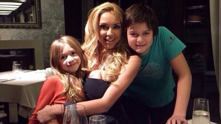 Деси Зидарова с децата си. Снимка: PR