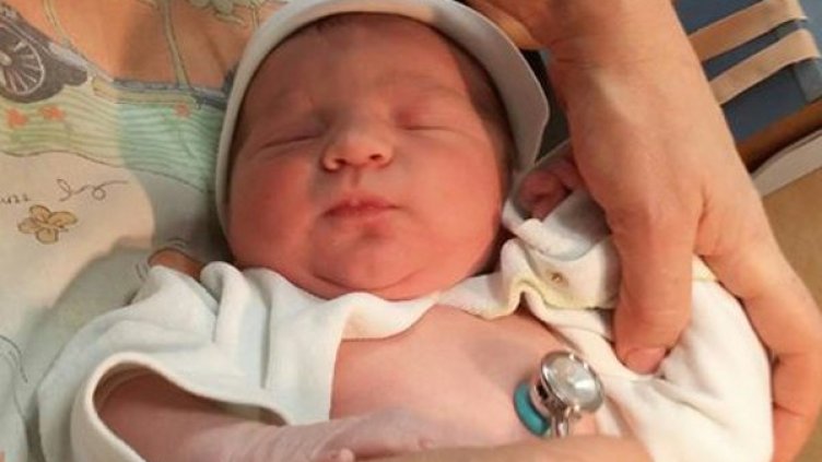 Бенчев показа бебето. Снимка: Facebook