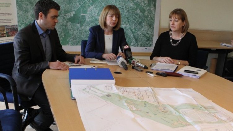 Кметът Йорданка Фандъкова на подписването на договора. Снимка: БТА