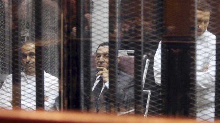 Хосни Мубарак със синовете си Гамал и Аля. Снимка: архив, Reuters