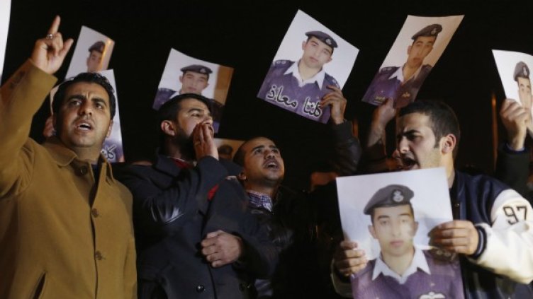 Роднини на йорданския пилот. Снимка: Reuters