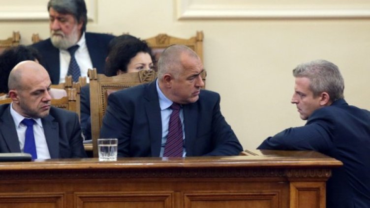 Премиерът Бойко Борисов с двама от отличниците в кабинета - Петър Москов и Томислав Дончев. Снимка: архив, БТА