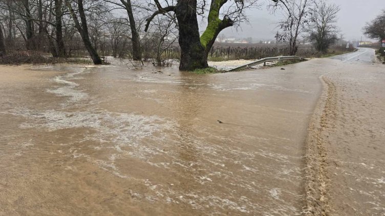 Щети заради силния вятър в Хасково и Кърджали, Петрич пък се наводни 