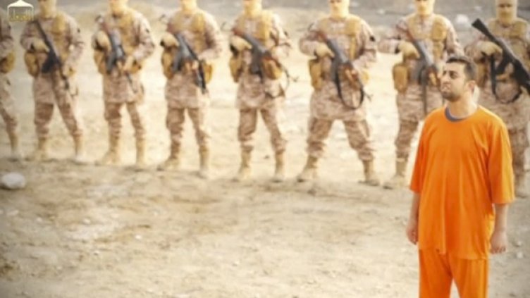 Йорданският пилот минути преди екзекуцията. Снимка: Reuters