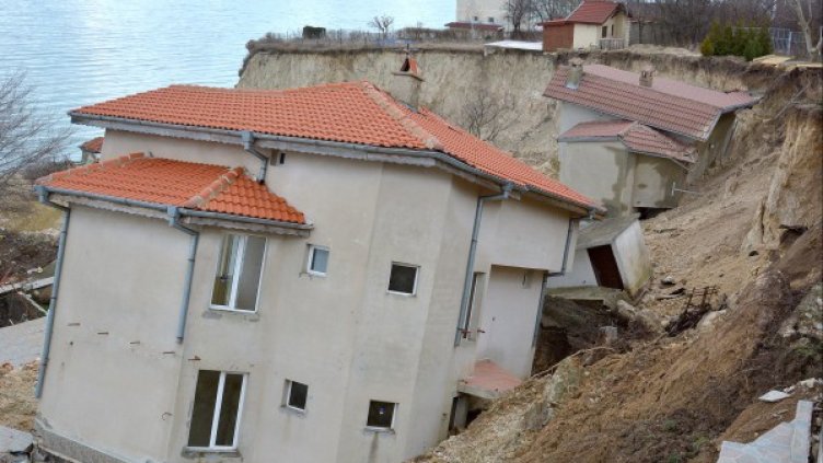 Свлачище край Балчик мята къщи като кибритени кутийки