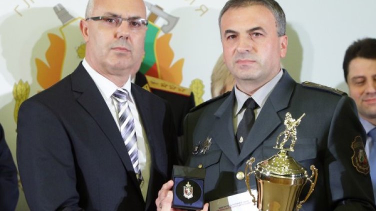 Министър Вучков и награденият Иван Пачов (д). Снимка: БТА