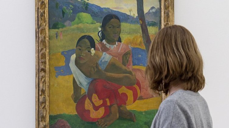 Жена гледа картината "Nafea Faa Ipoipo" ("Кога ще се омъжиш?"). Снимка: БТА