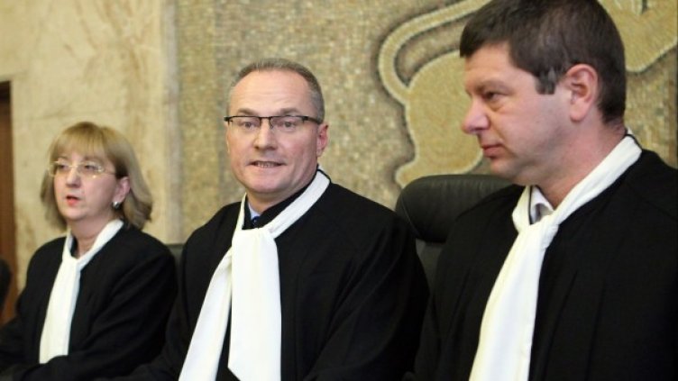 Новият председател на ВКС Лозан Панов (в средата) при встъпването си в длъжност. Снимка БТА