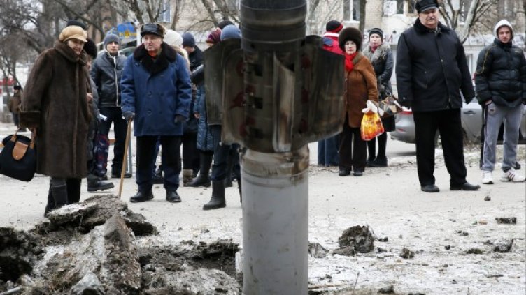Останки от ракета на улица в Краматорск. Снимка Reuters