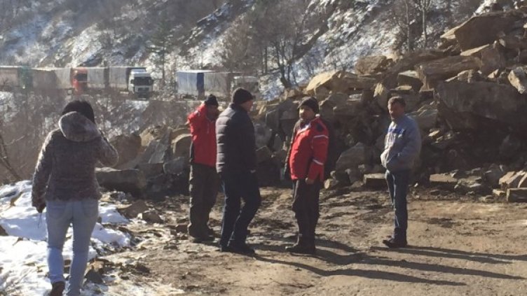 Блокираните тирове на пътя Девин-Кричим. Снимка Dnes.bg.