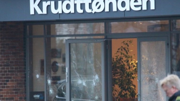 Витрините на кафенето, в което е бил дебатът. Снимка: Ройтерс