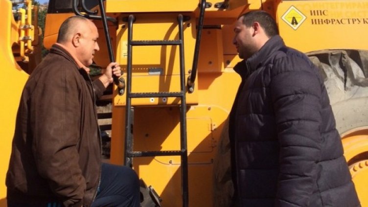 Бойко Борисов оглежда свлачището край Кричим. Снимка ГЕРБ