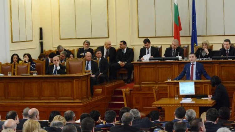 Горанов увещава дълго депутатите в присъствието на почти целия кабинет. Снимка: БулФото
