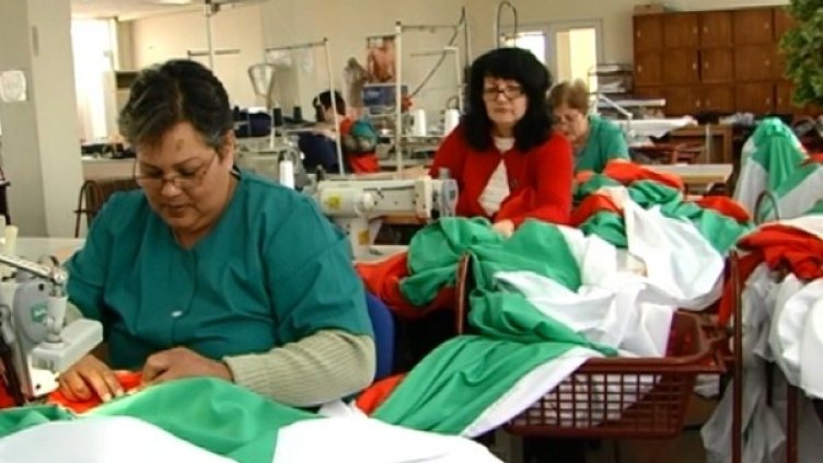 Шиенето на знамето в цеха. Снимка Dnes.bg