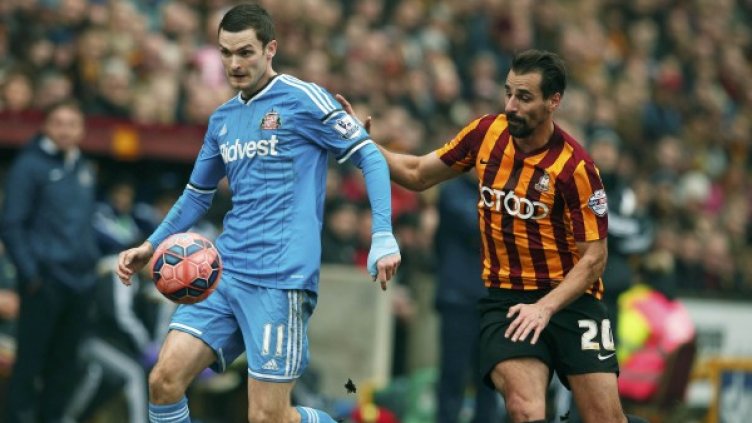 Адам Джонсън (№11) си има неприятности с полицията. Снимка: Reuters