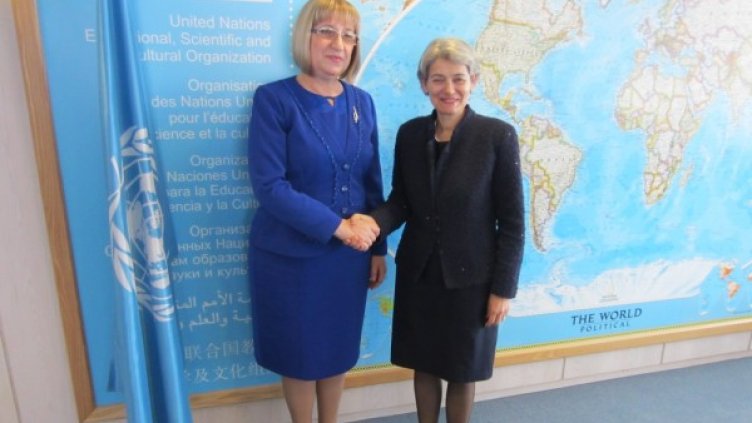 Цецка Цачева и Ирина Бокова. Снимка: Пресцентър на НС