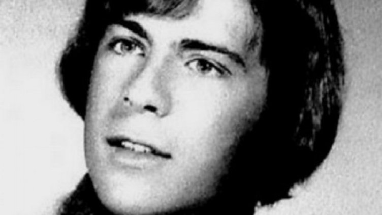 На фотосите са млади, а сега – известни. Кои са те?