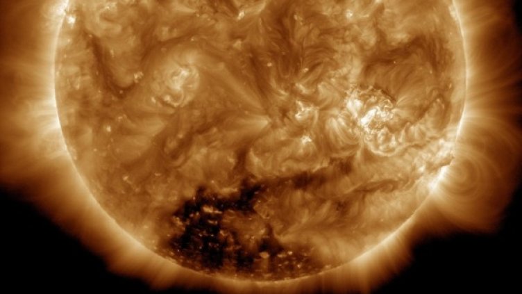 Нови дупки по Слънцето. Потъмнява ли?