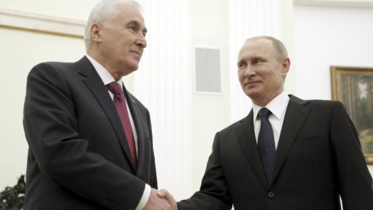 Леонид Тибилов и Владимир Путин. Снимка: Reuters