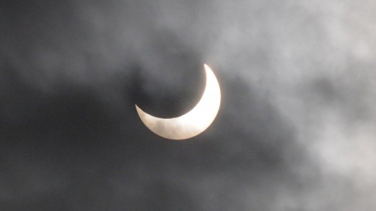 Частично слънчево затъмнение. Снимка: Булфото, архив