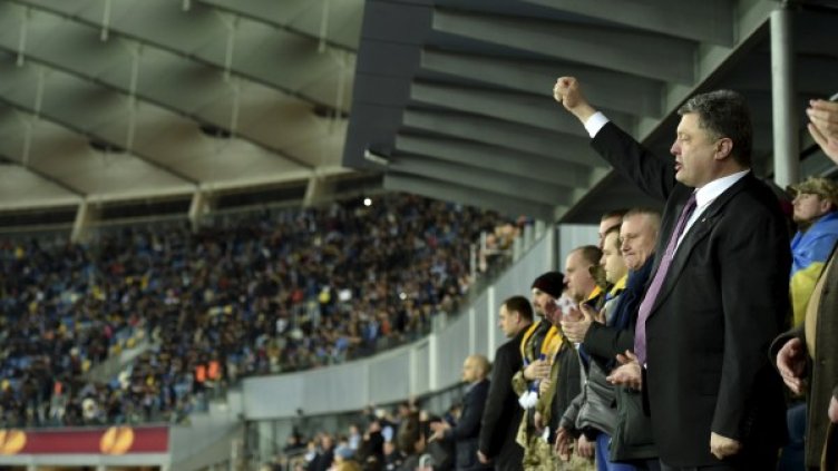 Порошенко се радва на пореден гол на Динамо. Снимка: Reuters