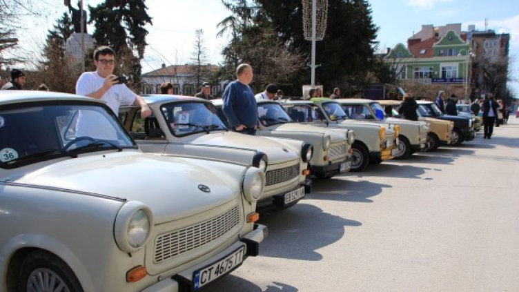 Тр-тр-тр... трабанти радват окото в Търново