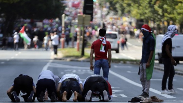 Мюсюлмани се молят по време на протест в Брюксел. Снимка: архив, Reuters