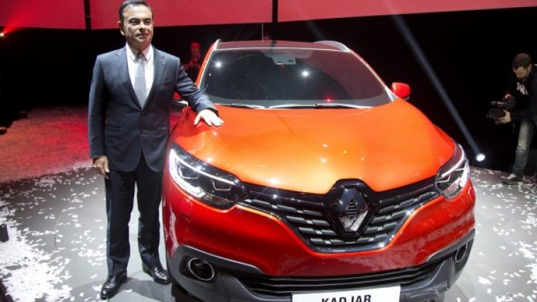 Госн позира с най-новия модел на Renault - Kadjar. Снимка: Ройтерс