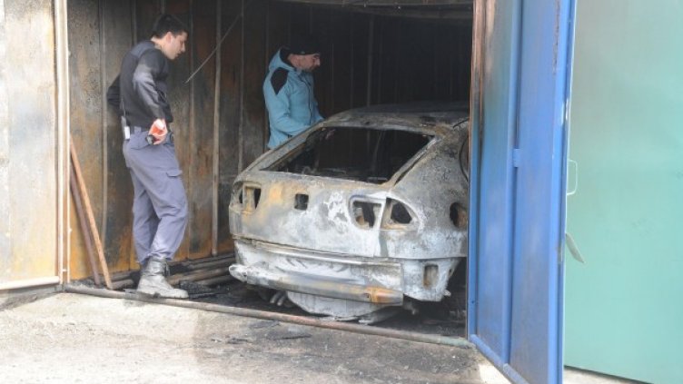 Изгорялата кола. Снимка: Булфото