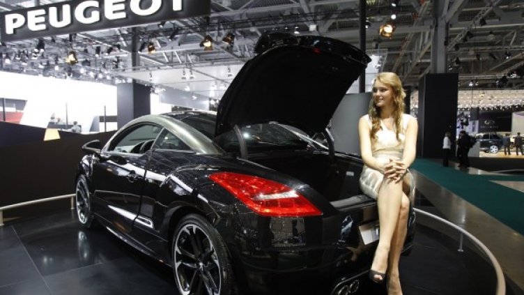 Щандът на Peugeot по време на автосалон в Москва. Снимка: Ройтерс