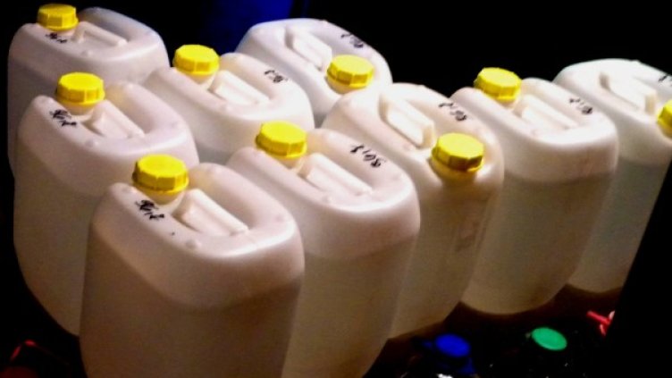 Част от откритите туби със спирт. Снимка: Агенция "Митници"