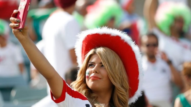 Фенка подкрепя футболния отбор на Иран, но засега това може да стане само в чужбина. Снимка: архив, Reuters