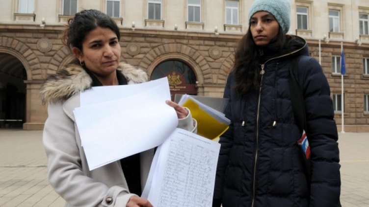 Протестът на ромските жени пред НС. Снимка: Булфото