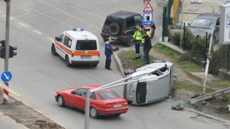 Кола се катурна зрелищно на "Брюксел"