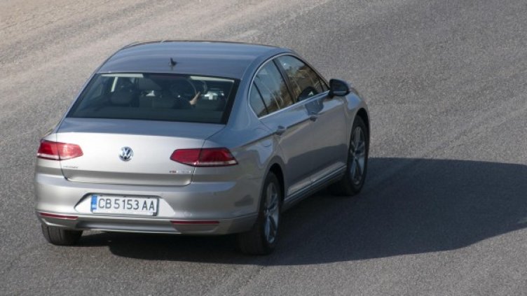 Булевардът с дупката отклонява колите и днес