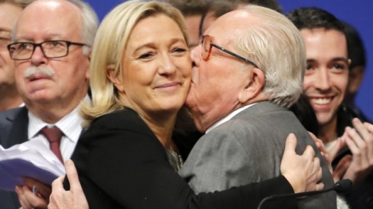 Жан-Мари льо Пен целува дъщеря си Марин льо Пен. Снимка: БТА