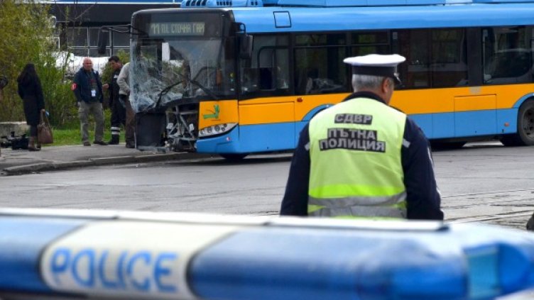 Петима са ранените при сблъсъка тролей-джип