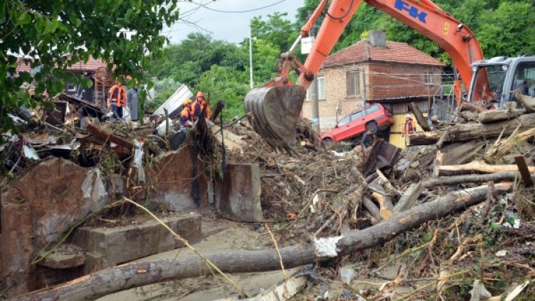 Снимка: Булфото, Разчистване на кв. Аспарухово след потопа