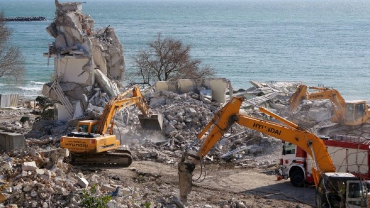 Багери разчистват руините. Снимка: БулФото