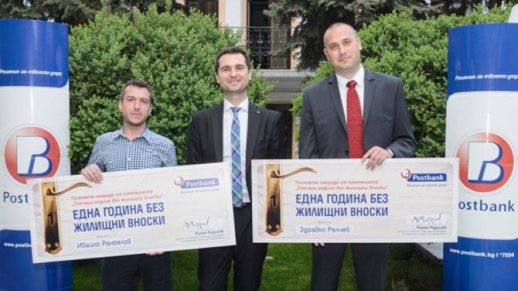 Румен Радушев награждава Здравко Ралчев и Ивайло Рангелов. Снимка: Пощенска банка
