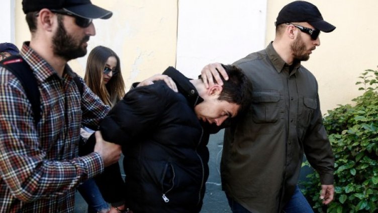 27-годишният "баща" /в центъра/. Снимка: БТА